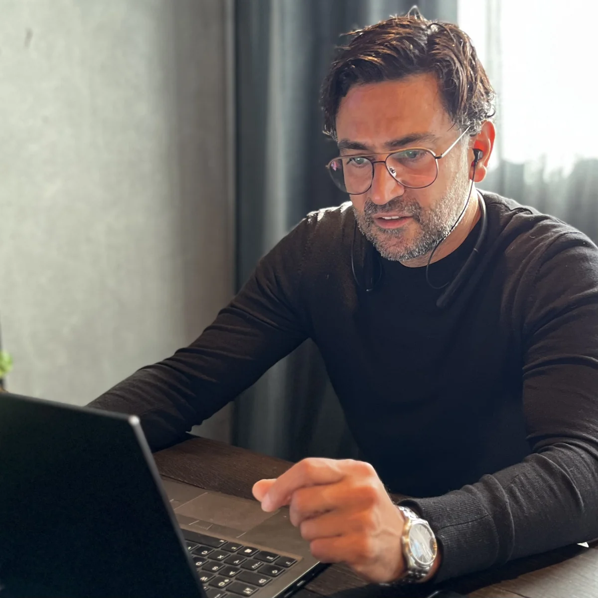 Farhad Niat bei der Arbeit an einem Microsoft-Cloud-Projekt